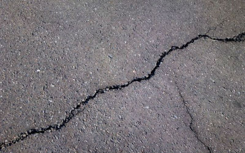 混凝土公路出現(xiàn)裂縫怎么辦？